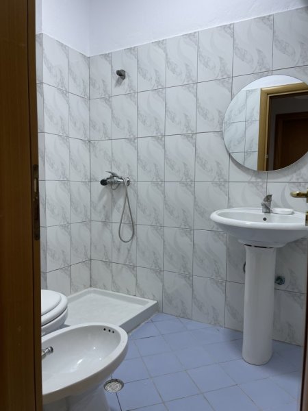 Japim me qera Apartament 2+1 tek 21 Dhjetori afer hotel Mondialit 85 m2 Kati i peste pallate i ri