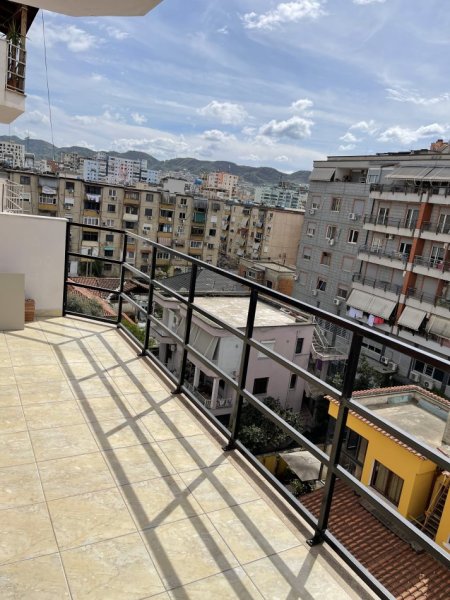 Japim me qera Apartament 2+1 tek 21 Dhjetori afer hotel Mondialit 85 m2 Kati i peste pallate i ri