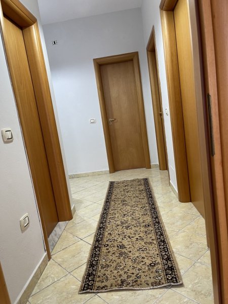 Japim me qera Apartament 2+1 tek 21 Dhjetori afer hotel Mondialit 85 m2 Kati i peste pallate i ri