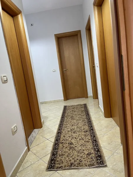 Japim me qera Apartament 2+1 tek 21 Dhjetori afer hotel Mondialit 85 m2 Kati i peste pallate i ri