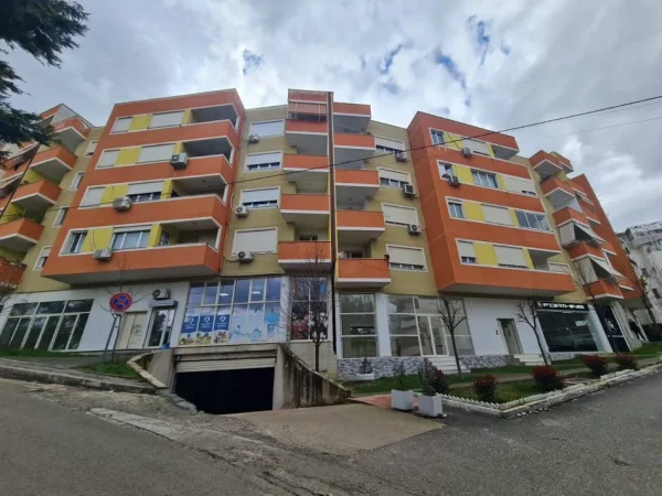 Tirane, Ambient biznesi per shitje tek Liqeni Thate