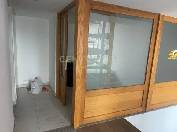 Ambient me qira ne Astir