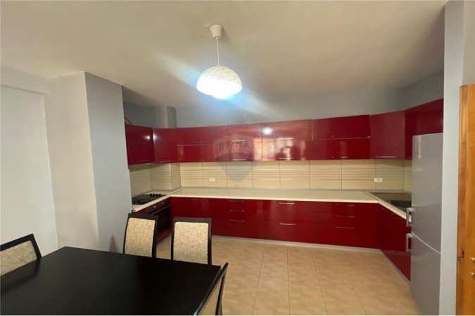 Jepet me qira apartament 3+1, Komuna e Parisit