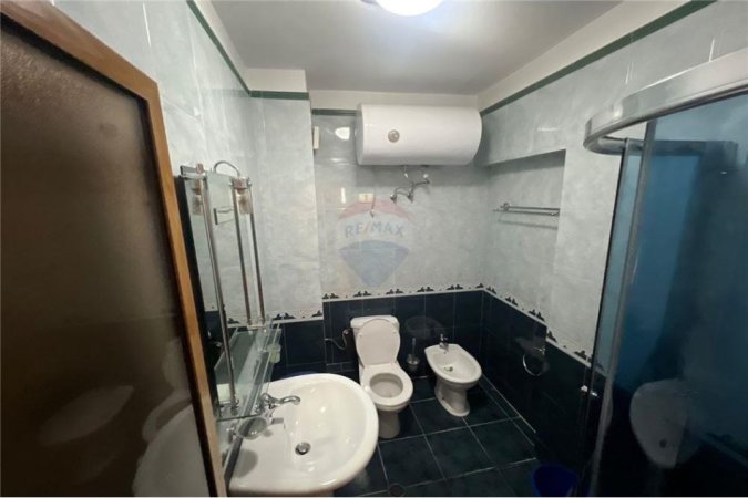 Jepet me qira apartament 3+1, Komuna e Parisit