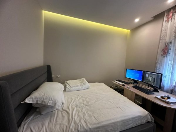 KOMUNA E PARISIT , JAPIM ME QIRA APARTAMENT 1+1 + POST PARKIMI