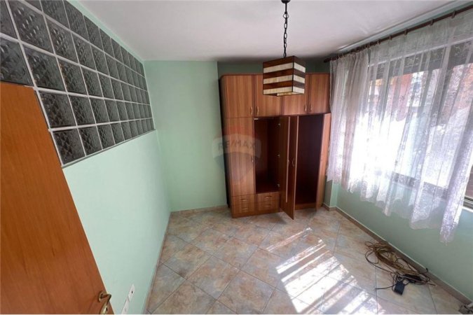 Jepet me qira apartament 3+1, Komuna e Parisit