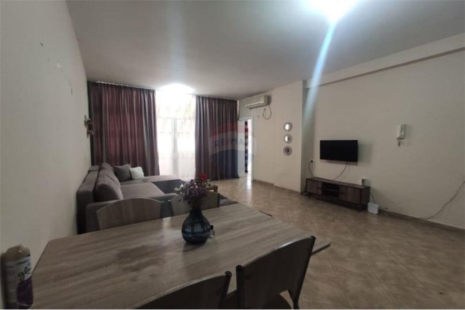 JEPET ME QERA APARTAMENT 2+1 RRUGA ELBASANIT