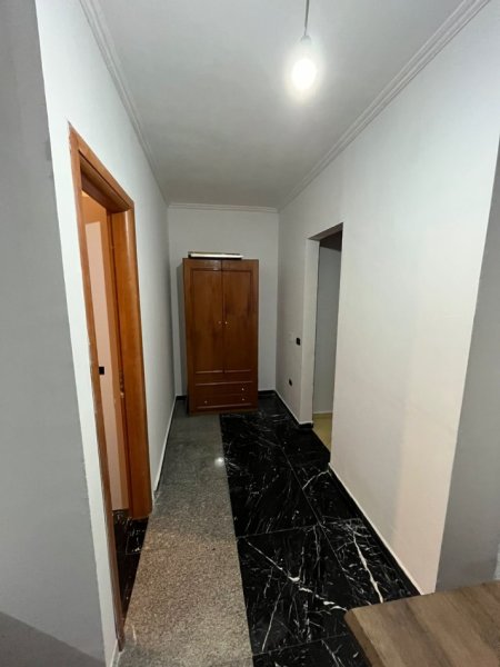 Jepet apartament 1+1 me qira te Rr.Xhon Kenedi.