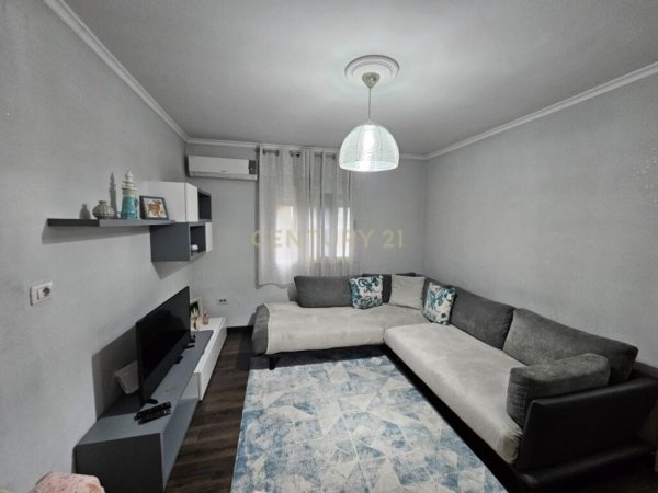 SHITET APARTAMENT 3+1+2 NE UNAZE, TE ISH RESTORANT DURRESI