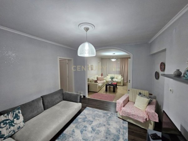 SHITET APARTAMENT 3+1+2 NE UNAZE, TE ISH RESTORANT DURRESI