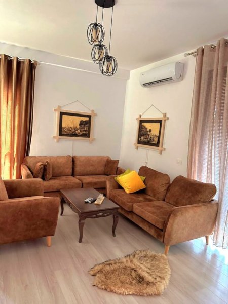 Buze Unazes se Vogel, ne fillim te rruges 5 Maji shesim apartament te kompletuar 2+1+2, 105 m² Pallat i vitit 2024