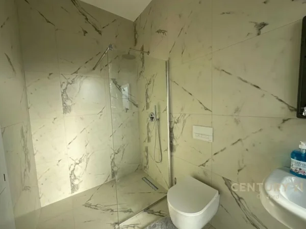 Jepet me qera apartament 2+1 tek Fusha e Aviacionit!