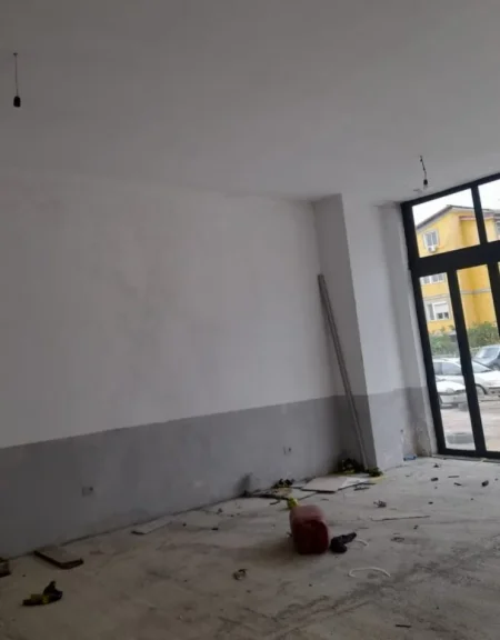 Jepet Ambjent Komercial  me qera,    ne Pallat i Ri  11951