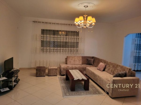 Apartament 3+1+2 për Qira Pran Qendra Tregtare TEG