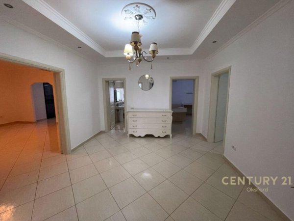 Apartament 3+1+2 për Qira Pran Qendra Tregtare TEG