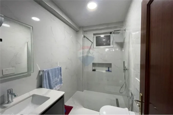 Apartament 2+1 per qira prane Gjimnazit Petro Nini