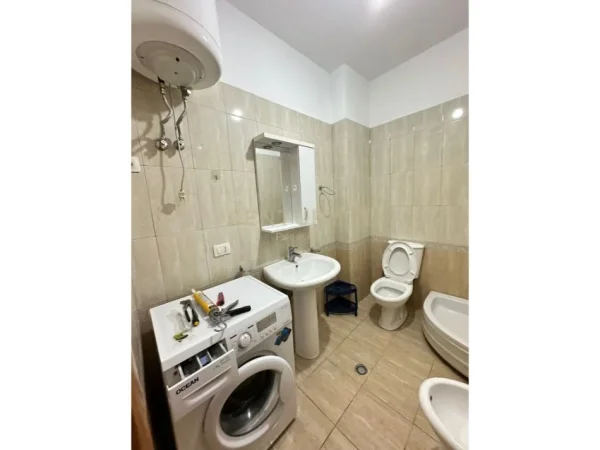 APARTAMENT 1+1 ME QIRA, PRANE KODRES SE DIELLIT!