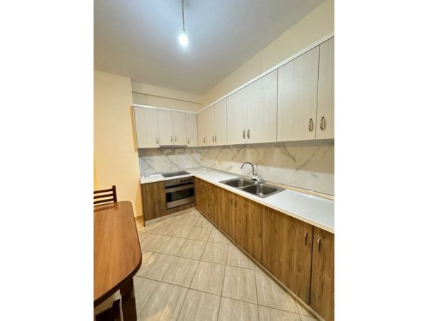 APARTAMENT 1+1 ME QIRA, PRANE KODRES SE DIELLIT!