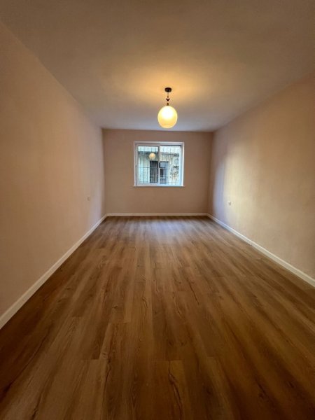 Shitet, Apartament 1+1, në Rrugën e Dibrës, Shkolla e Bashkuar