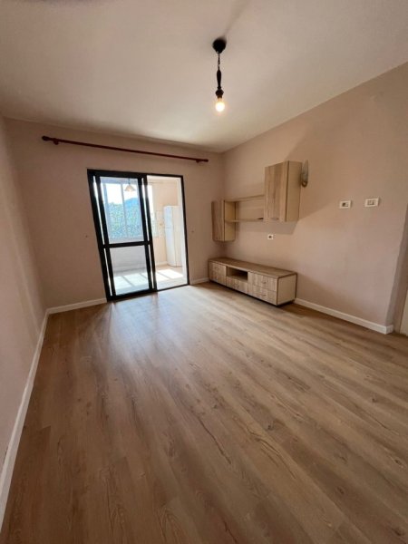 Shitet, Apartament 2+1, në Porcelan, mbrapa UET, Tiranë.