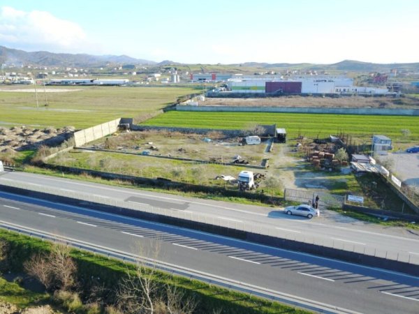 Toke per shitje në Autostradën Tiranë - Durrës !!