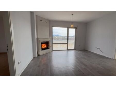 Shitet, Apartament 2+1+2, në Xhamllik, Tiranë. AREA40108