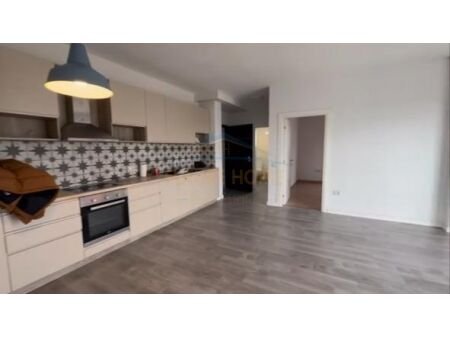 Shitet, Apartament 2+1+2, në Xhamllik, Tiranë. AREA40108