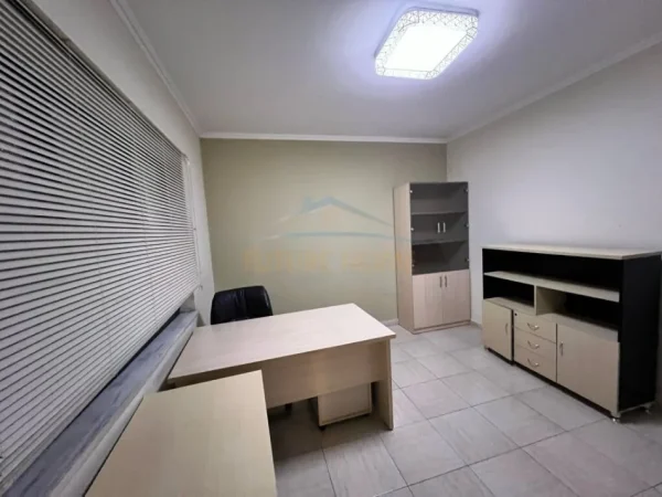 Jepet me Qira, Ambient për Zyra, Garda, 1500 euro, 100m2