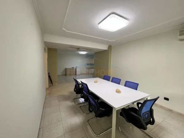 Jepet me Qira, Ambient për Zyra, Garda, 1500 euro, 100m2