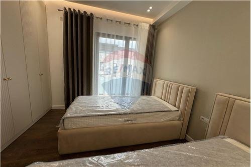 Super apartament 2+1 per qira te Casa Italia