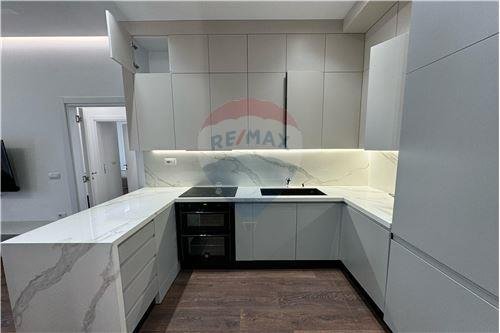 Super apartament 2+1 per qira te Casa Italia