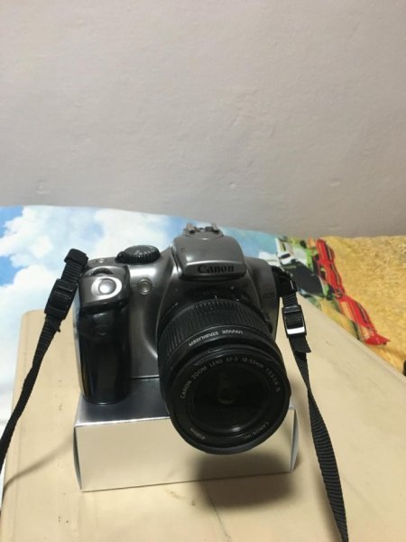 Shes aparate profesionale fotografike me film dhe me karte memorie si dhe objektiva dhe blica etj..