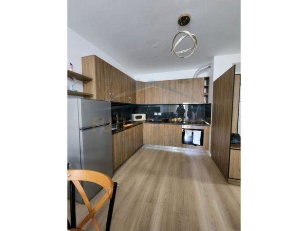 Qera, Apartament 1+1+Post Parkimi,Fusha Aviacionit  500 Euro