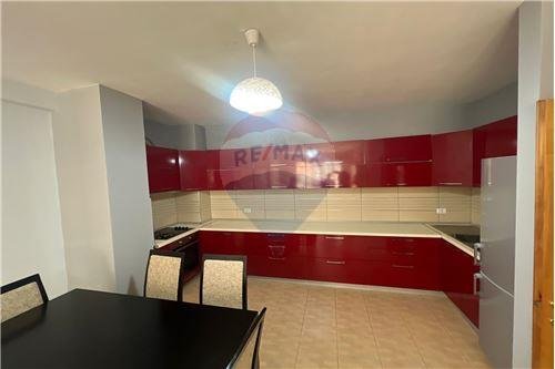 JEPET ME QIRA APARTAMENT 3+1+2 te Komuna e Parisit