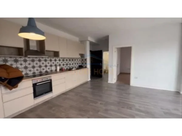 Shitet, Apartament 2+1+2, në Xhamllik, Tiranë.