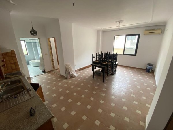 Apartament 1+1, në shitje në Bulevardin Bajram Curri, Tiranë