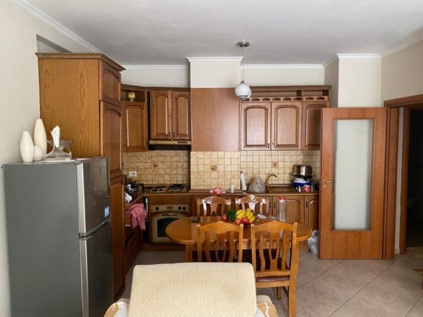 Shitet Apartament 2+1 tek Medreseja