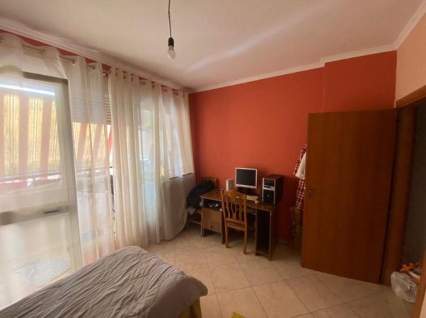 Shitet Apartament 2+1 tek Medreseja