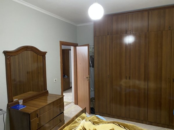 Shitet Apartament 2+1 tek Medreseja