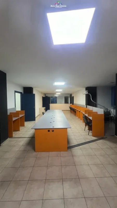 Zyre Me Qera Tek Ish Stacioni I Trenit (ID BZ2308) Tirane.