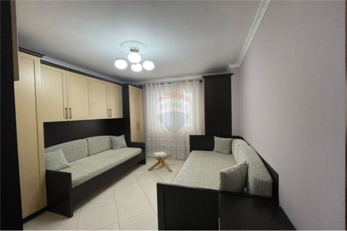 Apartament 2+1 per qira prane Gjimnazit Petro Nini