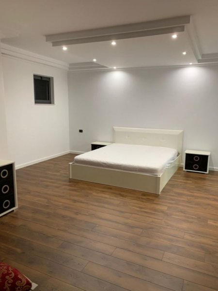 Jepet me qera Apartament 3+2 tek stadiumi Air Albania