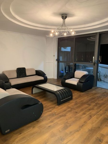 Jepet me qera Apartament 3+2 tek stadiumi Air Albania