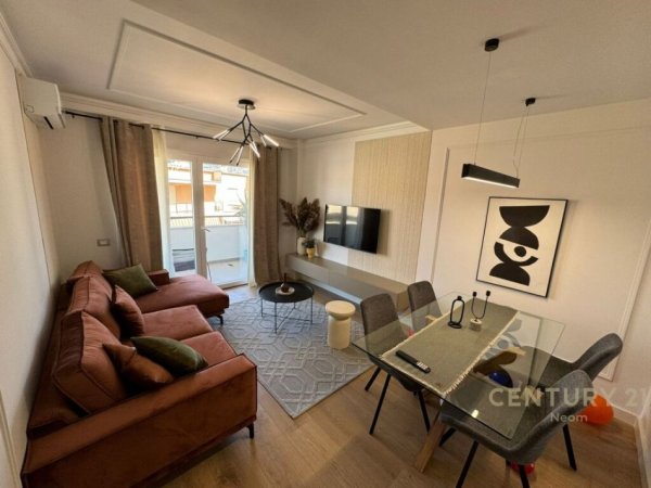 Jepet me Qira Apartament modern 2+1+2 tualete ne Komunen e Parisit, prane Qendres Kristal!