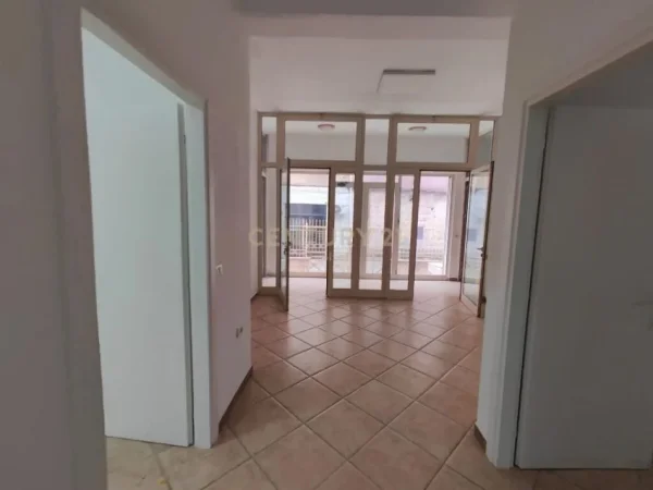Njësi komerciale për Qera në Brrakë, Tiranë