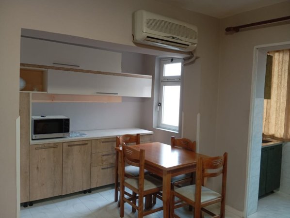 Jepet apartament 2+1 me qera tek ish-Restorant Durresi, 400 Euro