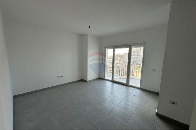 Shitet Apartament 1+1 te Rruga e Barrikadave