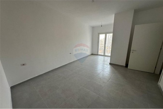 Shitet Apartament 1+1 te Rruga e Barrikadave