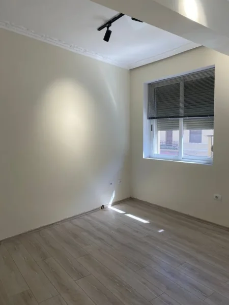 Jepet me qera ambient biznes me bulevard, Durrës