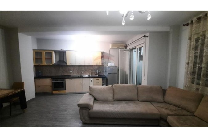 Shitet apartament 2+1 tek Rruga e Ullishtes